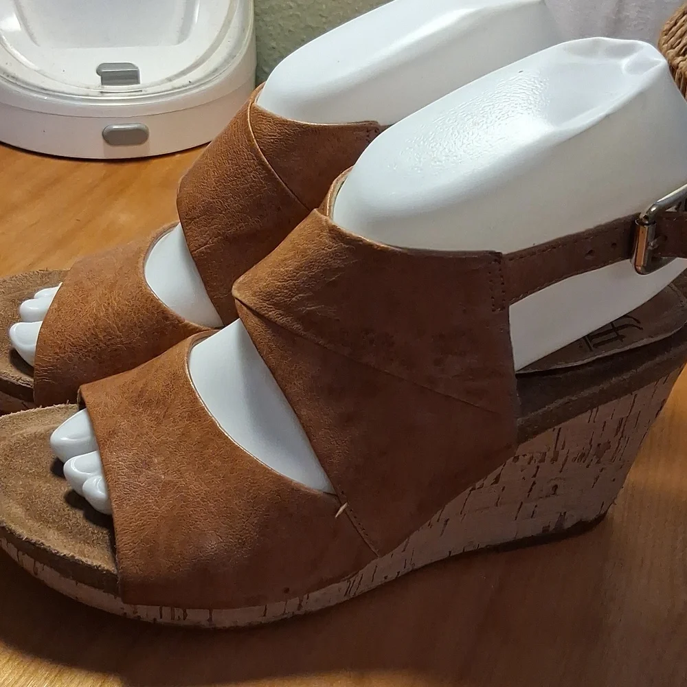 Sofft Women’s Brown Leather-Look Strappy Wedge Sandals 7.5 - Picture 4 of 17